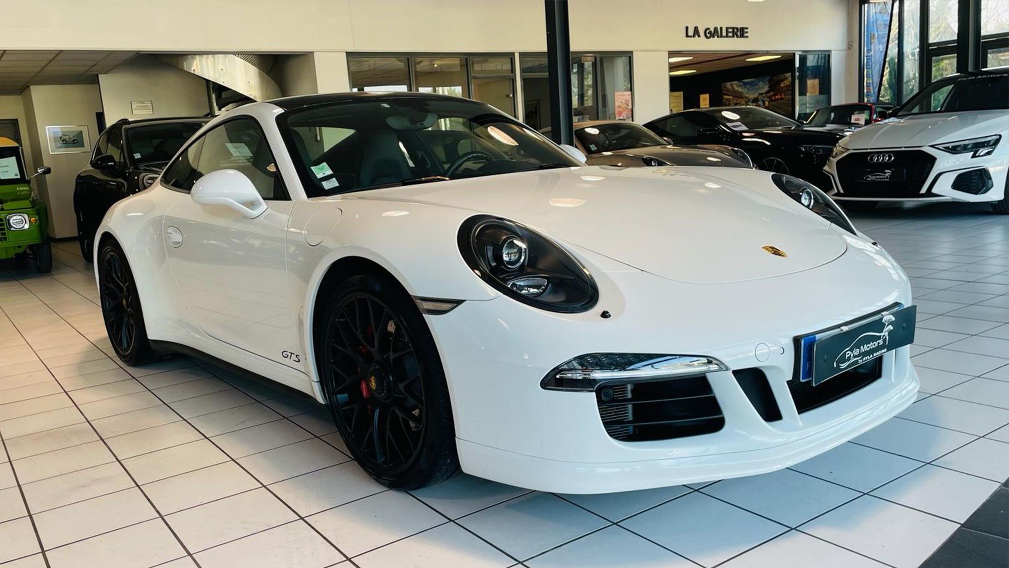 Porsche 911 Carrera coupé 4 blanche